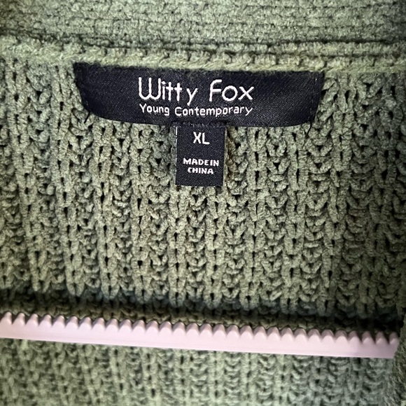 Green Knit fringed Grandma sweater size Large
Never worn - Picture 3 of 4